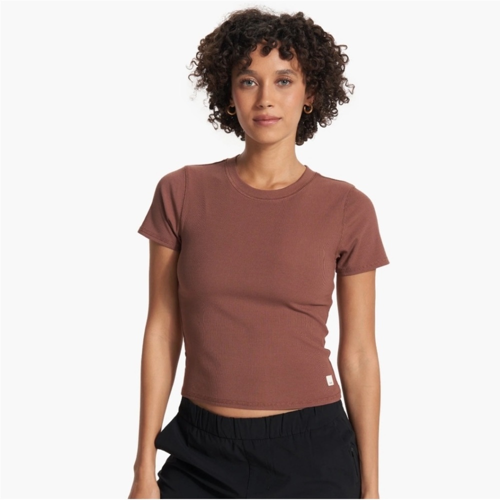 Vuori Pose Fitted Tee in Chestnut Brown